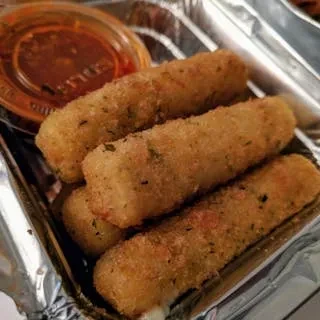 Crispy mozzarella sticks and marinara dipping sauce in a foil container.