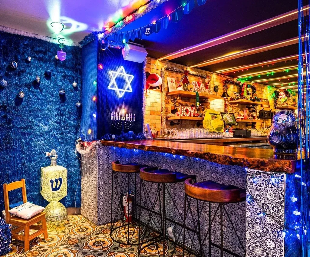 A bar decorated for both Hanukkah and Christmas.