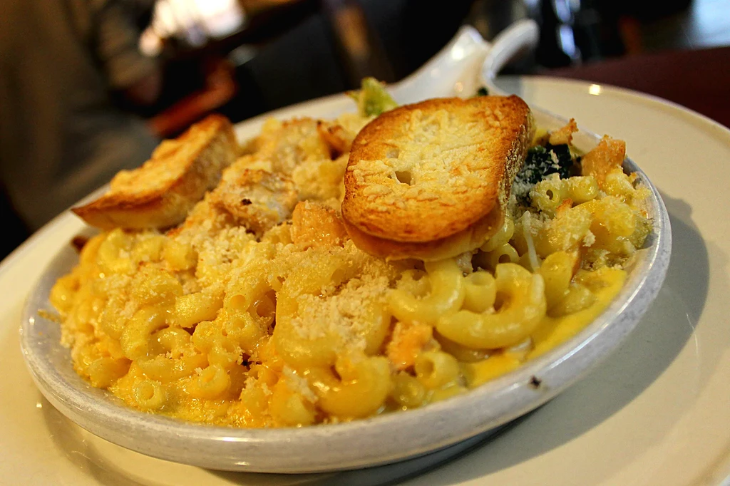 Baked elbow macaroni and cheese topped with breadcrumbs and toast.