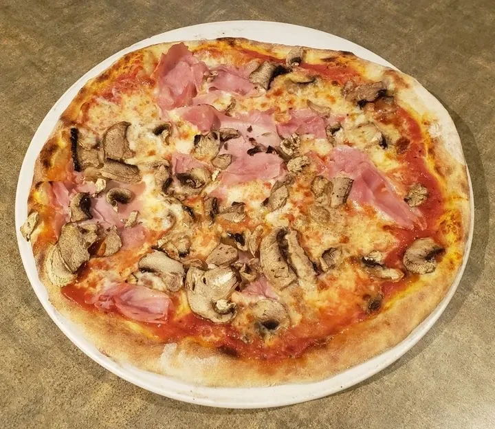 Round pizza with tomato sauce, cheese, mushrooms, and prosciutto.