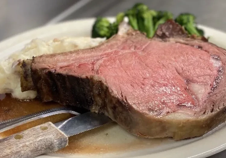 Plate of medium-rare roast beef, mashed potatoes, broccoli, and gravy.