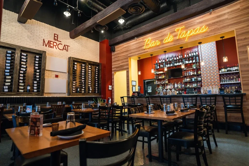 EL MERCAT restaurant: dining tables, wine racks, and Bar de Tapas.
