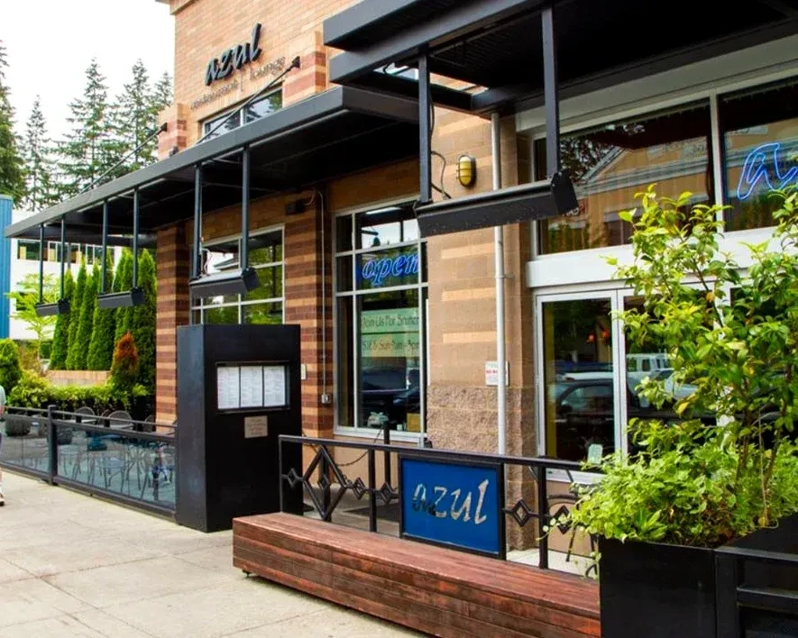 Azul Restaurant & Lounge: brick exterior with outdoor dining space.