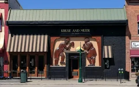 Kruse and Muer restaurant exterior with two large carved men.