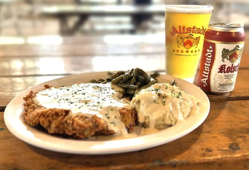 Country fried steak with mashed potatoes, green beans, and Altstadt beers.
