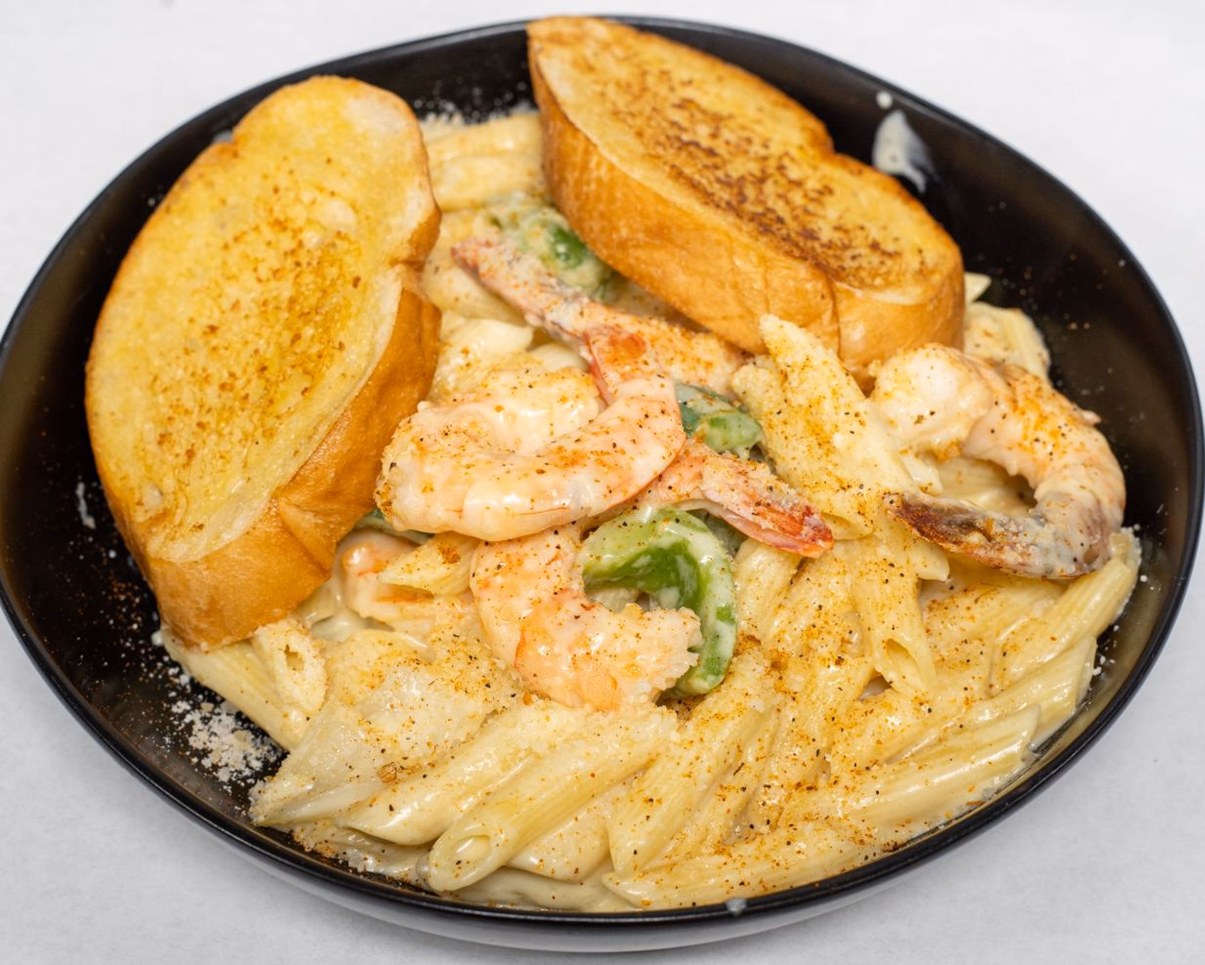 Creamy shrimp penne pasta with green peppers and toasted bread.