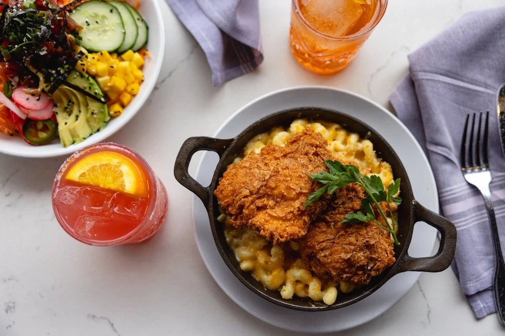 Skillet mac and cheese, fried chicken, salad, and two drinks.