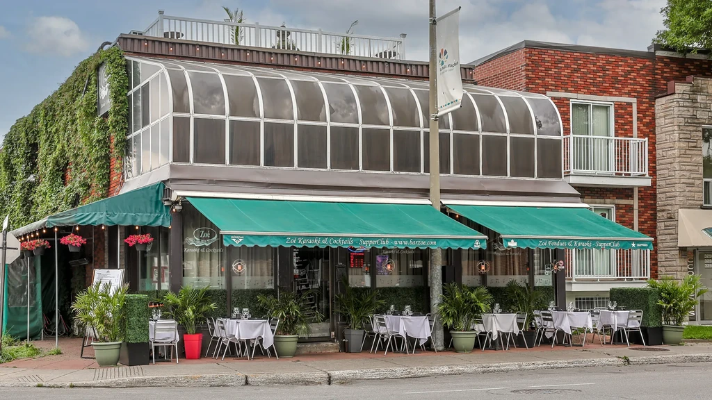 Zoé Karaoké & Cocktails exterior: green awnings, street patio, glass solarium.