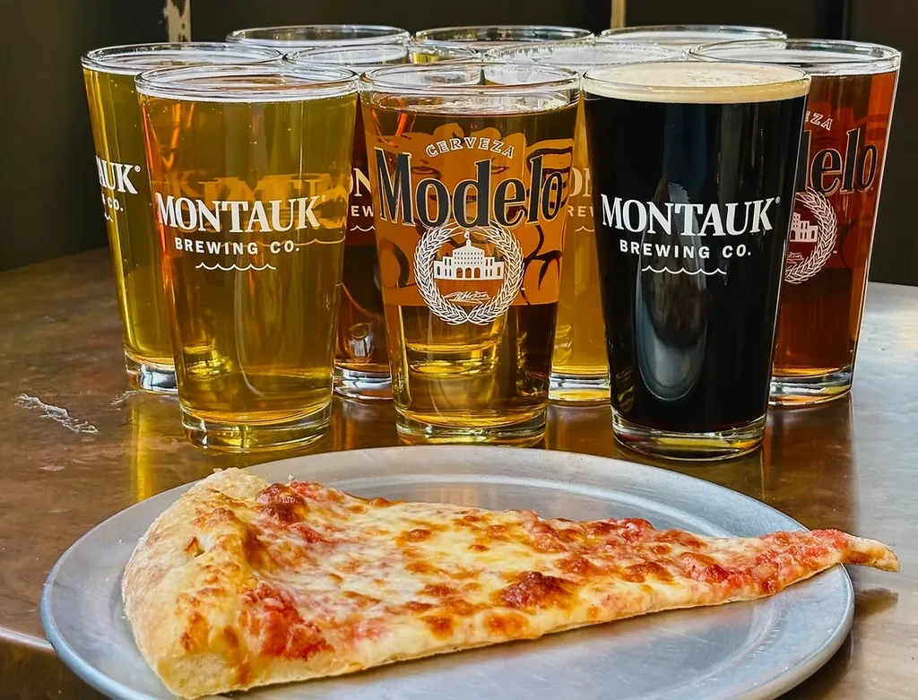 A slice of cheese pizza and several glasses of beer.