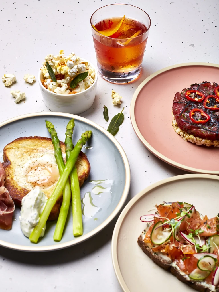 Gourmet dishes: popcorn, cocktail, tartare, smoked salmon, and egg toast.