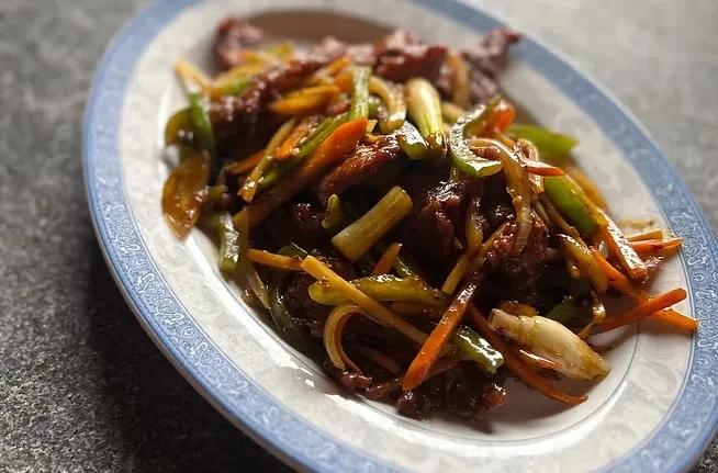 Stir-fried dark meat and julienned vegetables coated in brown sauce.