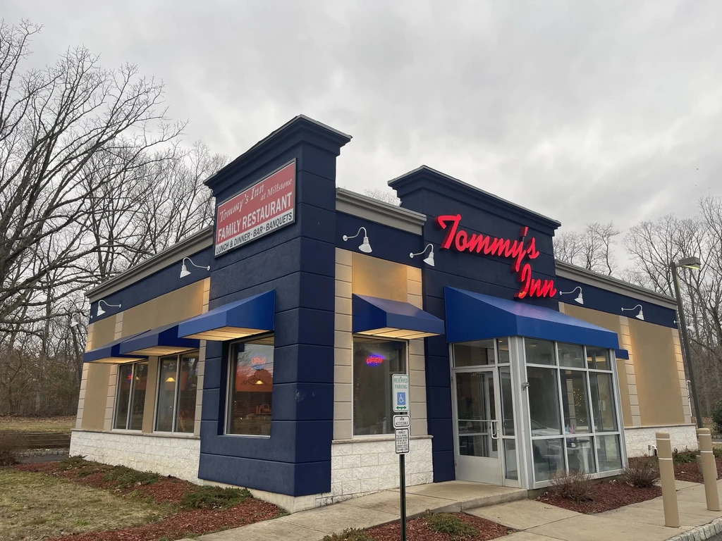 Tommy's Inn family restaurant: blue facade, red neon signs.