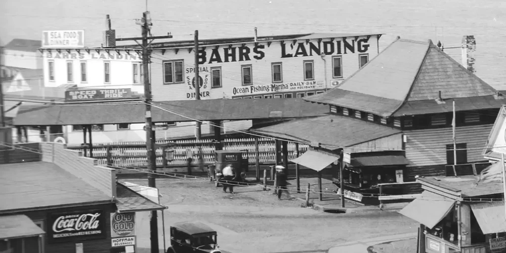 Vintage photo showing Bahr's Landing seafood restaurant on a busy waterfront.