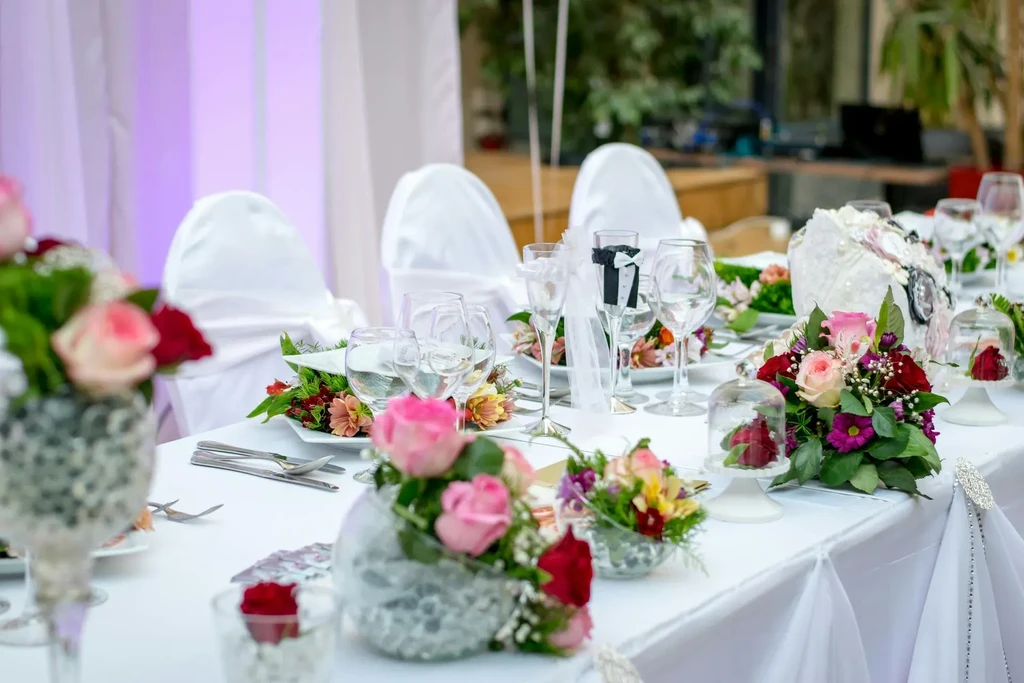 Elegant wedding table decorated with pink roses and special champagne flutes.