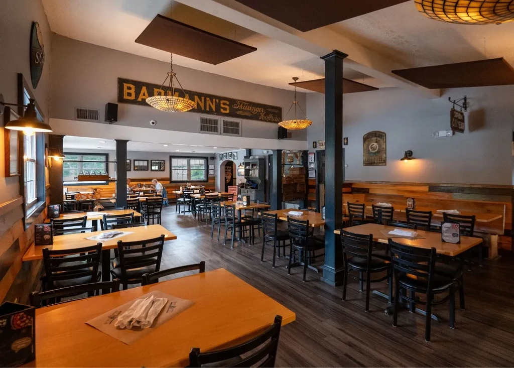 BARNANN'S Thüringer Rothbräu restaurant, rustic interior with wooden tables and Tiffany lights.