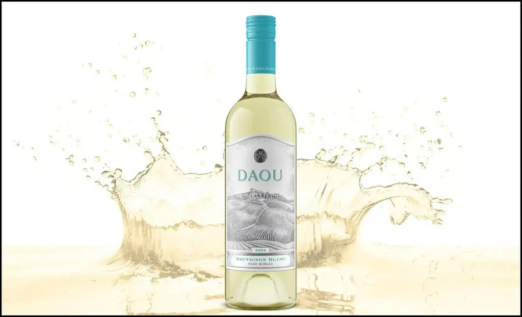 DAOU Sauvignon Blanc 2022 bottle with splash on white background.