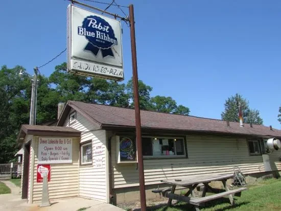 Dave's Lakeside Bar & Grill building with prominent Pabst sign.