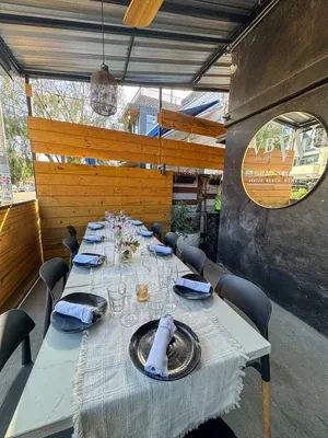 VBW Venice Beach Wine restaurant patio with long dining table set for ten.