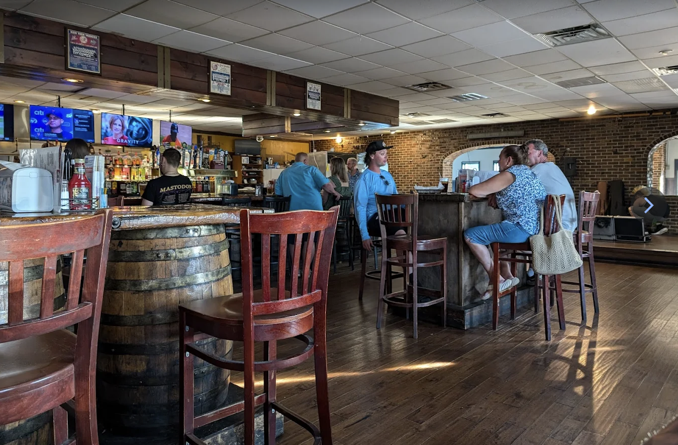 Interior dining room of Thirsty's Tavern