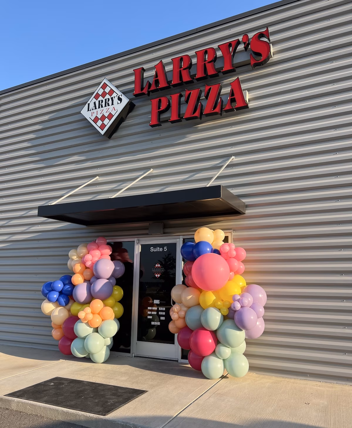 Larry's Pizza logo